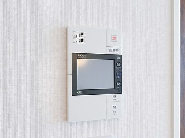 訪ねてきた相手をモニター越しに確認でき、防犯対策に役立ちます。インターホン越しに話をすることが可能です。