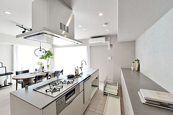 このお部屋のためにデザインされた田中工藝製のオリジナルアイランドキッチンを採用しました。食器洗い機完備です。背面には大容量のカップボードを備え付けましたので、食器類や調理家電も快適に収納できます。