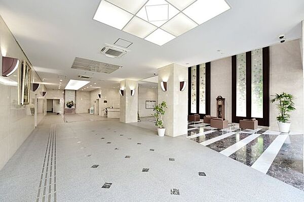 令和6年2月に大規模修繕工事が完了、共用部分もきれいに保たれており、管理体制も良好です。ペット飼育可能です。近隣には商業施設も多数あり便利な立地ですが、緑豊かな天王寺公園や天王寺動物園も徒歩圏内です。