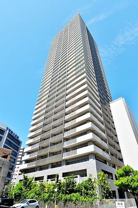 阪急大阪梅田駅徒歩8分、その他地下鉄など利用可能な便利な立地です。大阪駅周辺には各デパートや商業施設等が多数、さらなる再開発に伴い日に日に活気を増していく街を堪能できる立地です。
