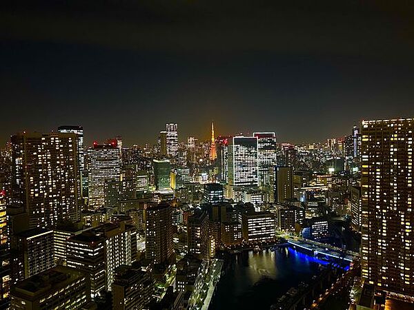 煌めく東京の鼓動を感じる夜景を楽しめます。水面に映る光と東京タワーが織りなす美しい眺めを一望できる、色鮮やかなミッドナイト・ビューを望めるお部屋です。