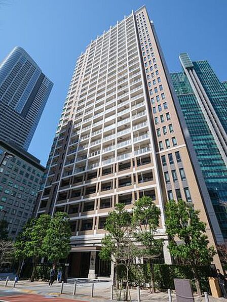 『六本木一丁』駅徒歩3分に佇む、長期優良住宅認定マンションです。柱や梁を抑えた開放的な空間×高い耐震性を叶える「シミズハイブリッドコアウォール制震システム」を導入されています。