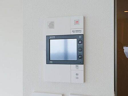 訪ねてきた相手をモニター越しに確認でき、防犯対策に役立ちます。インターホン越しに話をすることが可能です。