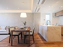 約19帖のLDK×開放感あふれるペニンシュラキッチン