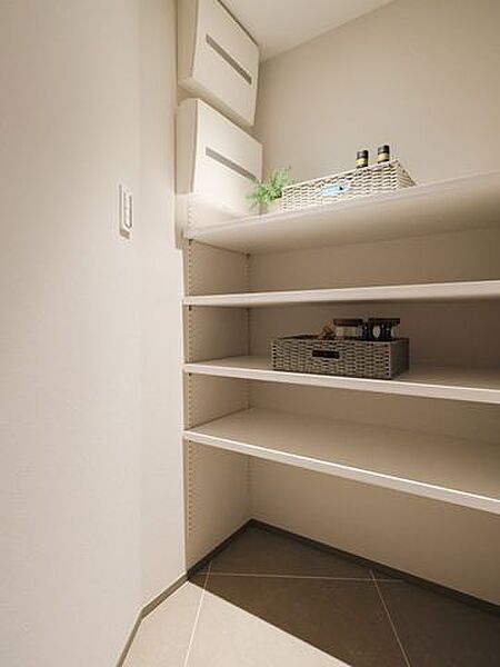 キッチンには調理家電の収納や食料品の保管に役立つパントリーがございます。ごちゃごちゃしがちなキッチン周りも、スッキリとお使いいただけます。