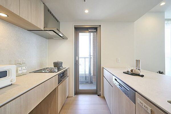 上質なお部屋に溶け込む、木目調デザインのオープンキッチンです。シンク側を対面、コンロ側を壁付に配したセパレートタイプのキッチンを採用しました。動線が短く、作業効率に優れた使い勝手の良い設計です。