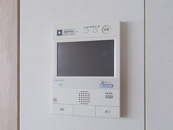 訪ねてきた相手をモニター越しに確認でき、防犯対策に役立ちます。インターホン越しに話をすることが可能です。