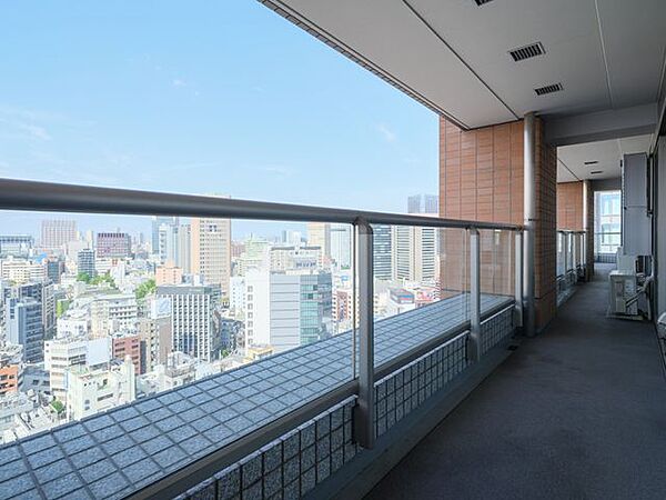 約38.31m2のバルコニーは思わず伸びをしたくなるような開放感あふれる空間です。3方面の景色を望め、広がる青空を眺めてほっと一息つけるリフレッシュスペースです。