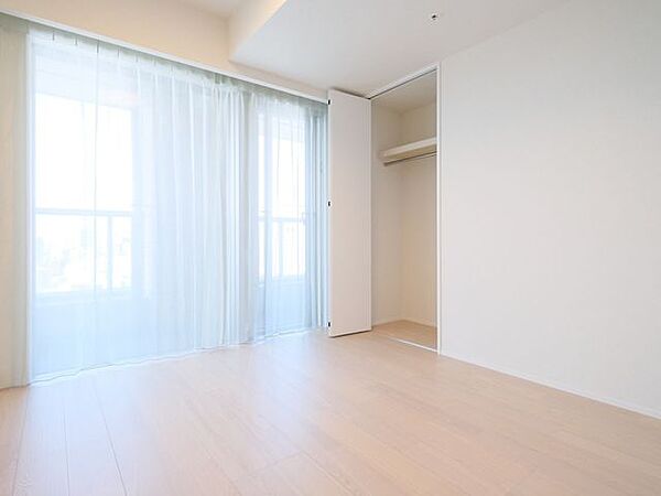 柔らかな光が入りこむ洋室2です。凹凸が少ないお部屋なので、家具の配置がしやすいです。リビングを含め全居室、床暖房がある住まいです。