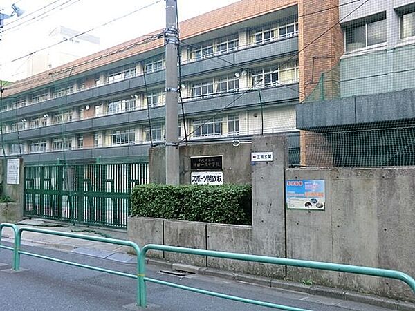 千代田区立神田一橋中学校 徒歩4分。 300m