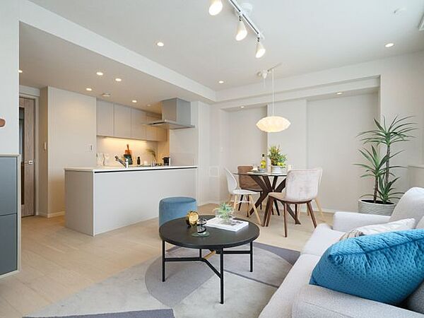 3方角部屋につき、開口部が多く陽当り・通風・眺望良好のお部屋です。上質な素材と落ち着いたトーンで統一したリノベーションを施しました。