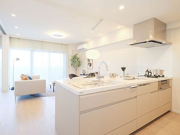 お部屋に自然に溶け込む、インテリアの一部のようなオープンキッチンです。ご家族やゲストの方ともお料理を楽しむことができるゆとりあるスペースです。