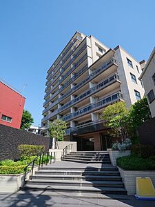 外観：2018年築、総戸数89戸のレジデンス。静穏な住環境と豊かな緑に包まれながら、買い物も便利な住環境です。