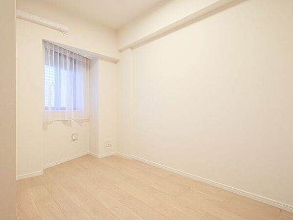 クローゼット付きの洋室3は約5帖のお部屋です。テレワークや趣味の時間など、落ち着いて作業するのにもおすすめな空間です。