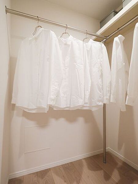 洋室1のウォークインクローゼットは広さがあり、お洋服はもちろん、季節の寝具や趣味のアイテムまでたっぷり収納可能です。