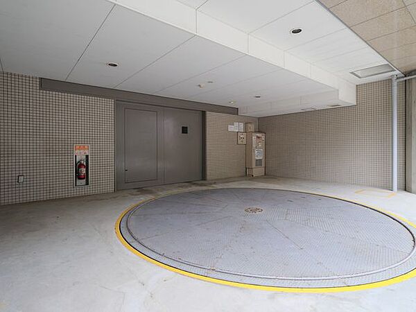ショッピングや旅行、レジャーが気軽に楽しめる駐車場を完備しています。※空き状況は変化することがございますのであらかじめご了承ください。