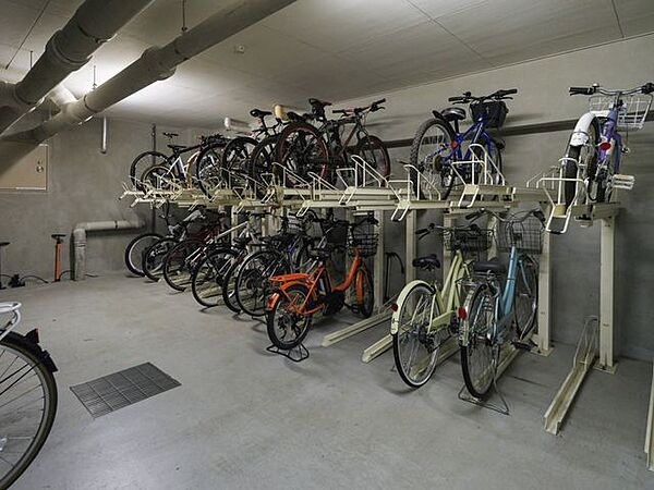 生活圏が広がる駐輪場を完備しています。自転車利用で足を延ばせば、暮らしがさらに便利になりますね。※空き状況は変化することがございますのであらかじめご了承ください。