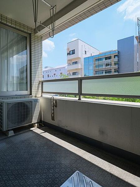洋室2に隣接したバルコニーです。心がほっとするような光と穏やかな風を感じます。