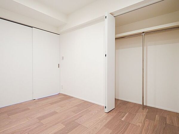 間口の大きなクローゼットを備え付けた洋室3です。住まう方の趣味や感性で飾っていただけるように、シンプルな内装で仕上げました。