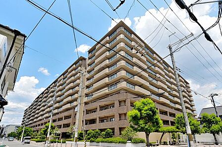 JR二条駅から6分、その他地下鉄や阪急線など3沿線利用可能な便利な立地が魅力的です。平成11年建築、総戸数448戸、近隣には飲食店やコンビニをはじめとする生活施設が揃っており、毎日の生活が充実します。