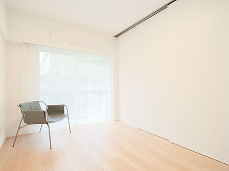 リビングに隣接した洋室1です。普段は引き戸を開放し拡張リビングとして使ったり、来客時は引き戸を閉めてプライベート空間を隠したり、フレキシブルにお使いいただけます。
