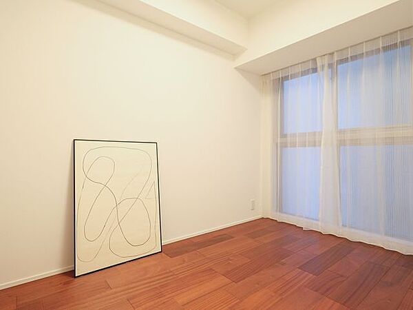 リビングに隣接していながらプライベート性の高い時間を過ごせる洋室3です。温もりを感じるフローリングやホワイトで統一された壁紙がやわらかい雰囲気を演出しています。