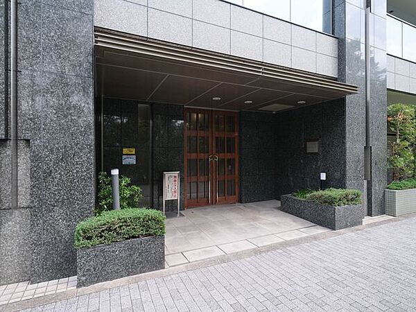 重厚感のあるエントランスです。清掃が行き届いた共用部からは、管理体制の良さがうかがえます。住まう方を丁寧に迎え入れる、上質な共用空間です。