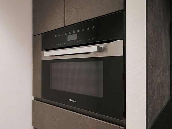 キッチンにはミーレ製のビルトイン電気オーブンを備え付けました。ふだんからおもてなし、パンやお菓子作り、ノンフライや蒸しなどヘルシーな料理まで幅広く対応できます。