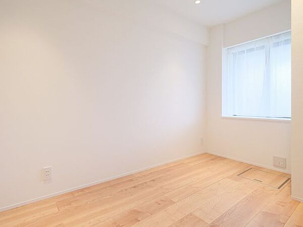 洋室2は、テレワークや読書など落ち着いた時間を過ごすのにもぴったりなお部屋です。窓際のカウンターにはアートや写真、グリーンなどを飾り、お部屋を彩ることができます。
