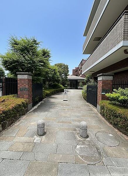 緑豊かな植栽とゆとりあるアプローチが印象的なエントランスです。石貼りの上質な設えと落ち着いた佇まいが、住まう方の日常を穏やかに彩ります。丁寧に管理された共用部からは管理体制の良さをうかがえます。