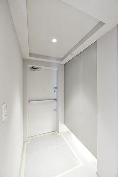 プッシュプル式のドアハンドルを採用しており、扉の開く方向にハンドルを押す・引くするだけで開閉できます。人感センサーライトを設置しましたので、手がふさがっている時も自動点灯で安心です。