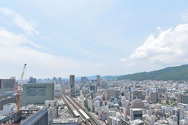 33階のお部屋からは、前面を遮る建物もなく神戸の街並みを堪能できる爽快なシティービューが広がります。風に乗って海の香りが漂い、神戸の街を身近に感じる贅沢な眺めが日常をさらに豊かに彩ります。
