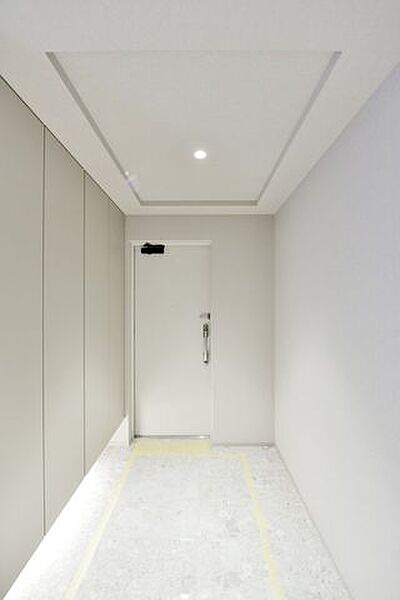 フットライトが優しく足元を照らし、家族やゲストをあたたかく迎えてくれる玄関です。人感センサーライトを設置していますので、手がふさがっている時でも手探りでスイッチを探す必要もなく、自動点灯で安心です。