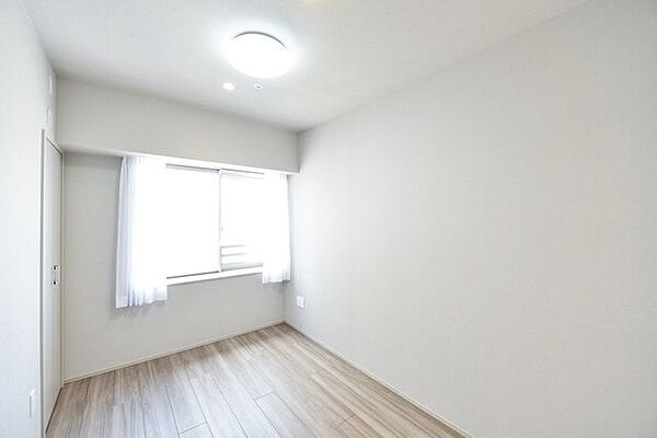 洋室2（約5.0帖）はリビングインのお部屋で、家族の気配を感じながらもしっかりとプライバシーを確保できる居室です。シンプルな内装なので、インテリアや小物でお好みの空間を演出できます。