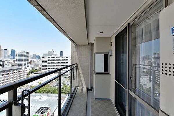 15階部分の北西角住戸で、全ての居室に窓があり、開放感のある空間が広がります。浴室や洗面室にも窓があり、換気も十分に行えるので、快適な空間を保てます。