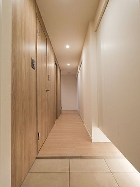 住まいの第一印象を彩る玄関アプローチです。すっきりとしたデザインと明るい空間が、毎日の帰宅を心地よく迎えてくれます。