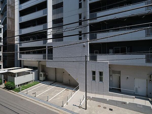 前面道路を挟んで建物との距離が確保されており、都心らしい街並みを身近に感じられるロケーションです。