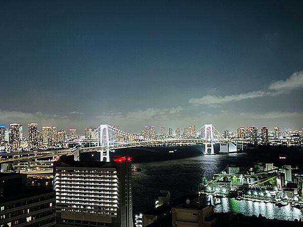夜空の静寂と都市の鼓動が交差する瞬間を望めます。街の息づかいを感じながら、光の海を渡る風と過ごす贅沢なひとときが日常に。心が凛とし、目の前に広がる輝きが明日への活力を養ってくれます。