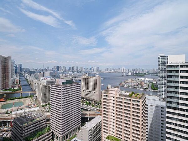 レインボーブリッジを望む景色が日々の暮らしにゆとりをもたらし、都心にいながらも開放的な時間を感じられます。