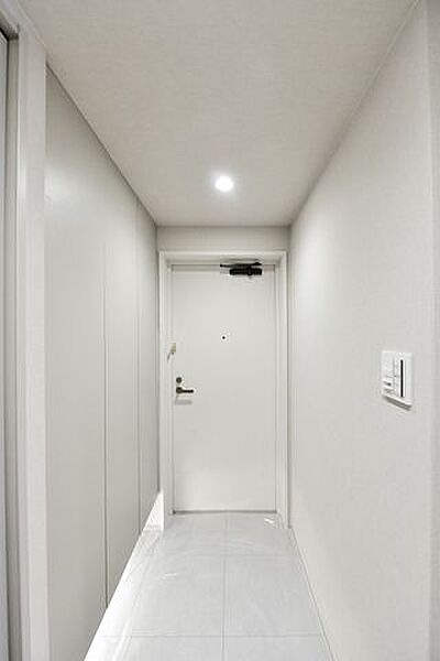 玄関には天井高のシューズボックスを設置し、収納力を確保。ホワイトを基調とした洗練された内装と上品なフロアタイルが、住まいの第一印象を格調高く演出します。
