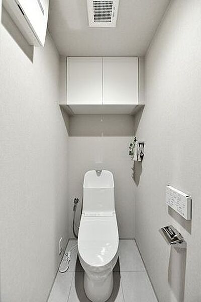 TOTO製ウォシュレット一体型のトイレを新規交換済みです。お掃除しやすい機能や汚れのつきにくい素材を使用しており、いつも清潔に保てます。吊戸棚を備え付け、収納にも便利です。