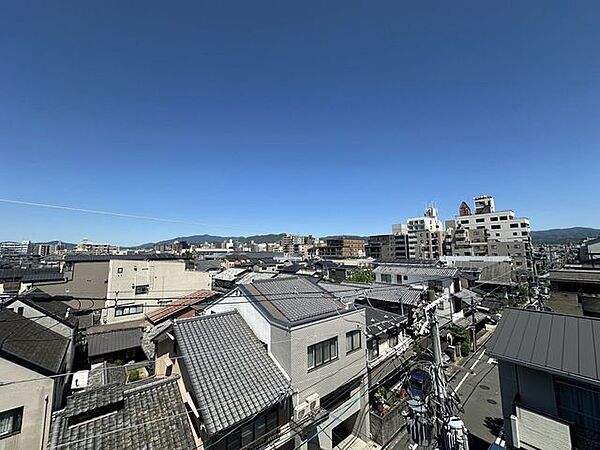 最上階5階部分の北西角住戸ですので、気持ちよく吹き抜ける風と愛宕山を望む眺望で、季節の移ろいを身近に感じることができます。大きな空を眺めながらリフレッシュできます。