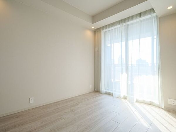 主寝室としても快適にお過ごしいただける洋室1です。南東向きの窓から明るい光が差し込み、のびやかにプライべート時間を満喫できるお部屋です。