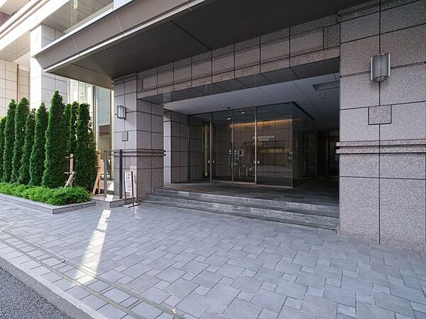 重厚感があり、機能的でもあるエントランスです。お手入れが行き届いた綺麗な共用部が、安らぎに満ちた暮らしへ誘います。