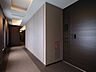 その他：エレベーターを降りてお部屋へと続く廊下は、ホテルライクな内廊下設計です。外気の影響を受けにくく、プライバシーも守られやすいです。