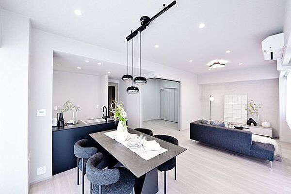 二面採光で優しい自然光を取り込むLDKです。お部屋に入ると目に飛び込んでくるコーナーウインドウからは淀川を眺めることができ、開放的な空間となっています。床暖房完備で快適にくつろぐことができます。
