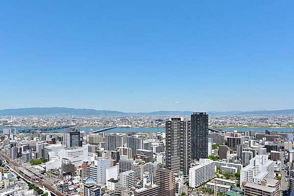 北側は大阪の夏の風物詩の淀川花火大会をお部屋から堪能できる贅沢な眺望が広がります。淀川の流れにきらきらと陽の光が反射し、大阪のエネルギッシュな街の風景と共に日々の活力を与えてくれます。