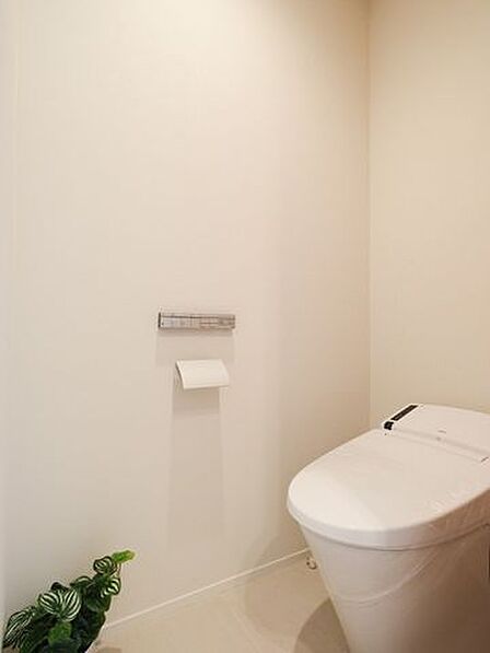 洗練されたお部屋にぴったりのタンクレスを採用しました。ウォシュレット一体型のトイレは、お掃除の手助けをしてくれる便利機能が搭載されています。