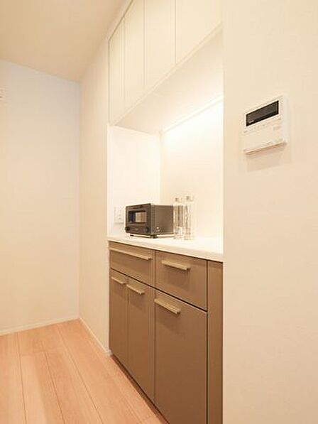 豊富な収納力に加え、照明がやんわりとカウンターを照らし、上質な雰囲気を演出するカップボードです。デザイン性と機能性を兼ね備えた美しい佇まいです。