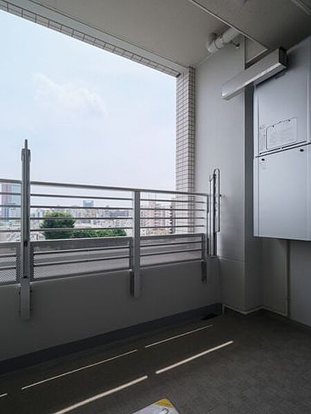 バルコニーから広がる青空を眺めてほっと一息、リフレッシュスペースにご活用いただけそうです。